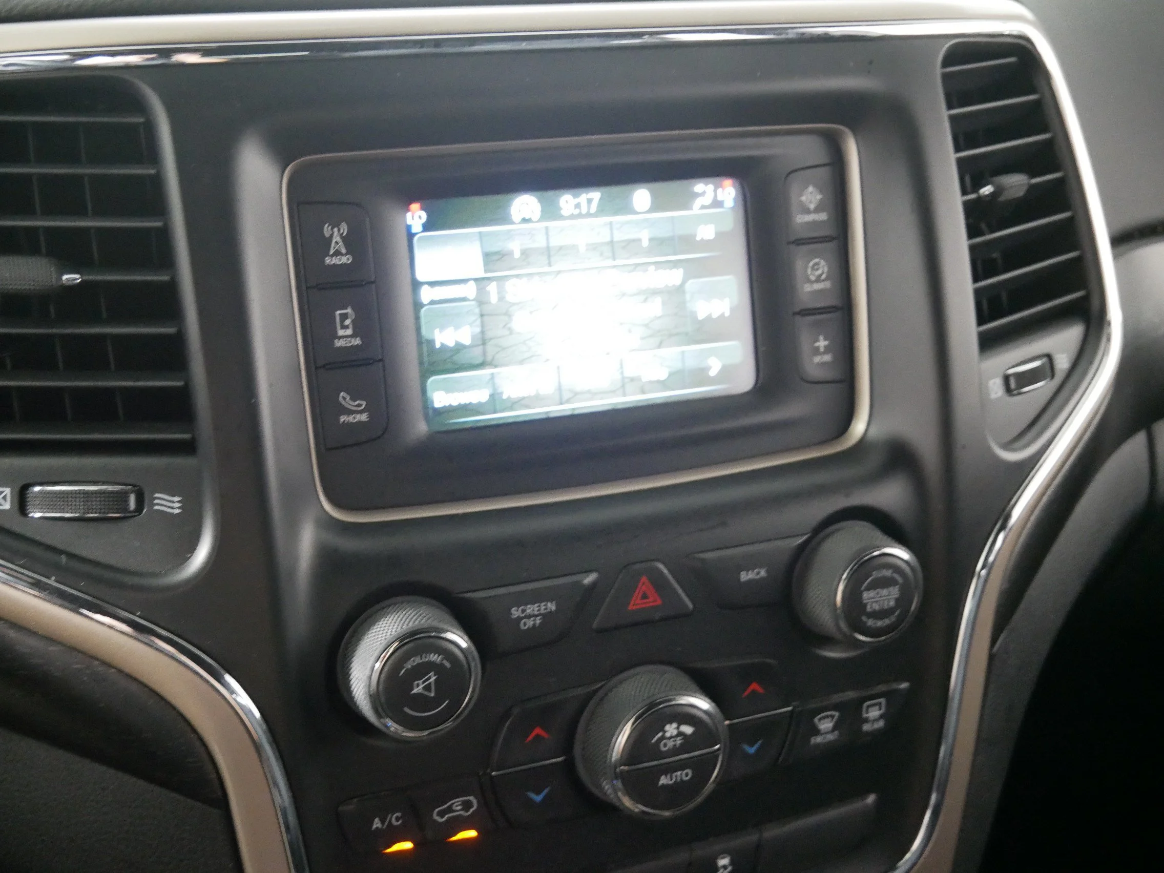 Used 2015 Billet Silver Metallic Clearcoat Jeep Laredo image 22
