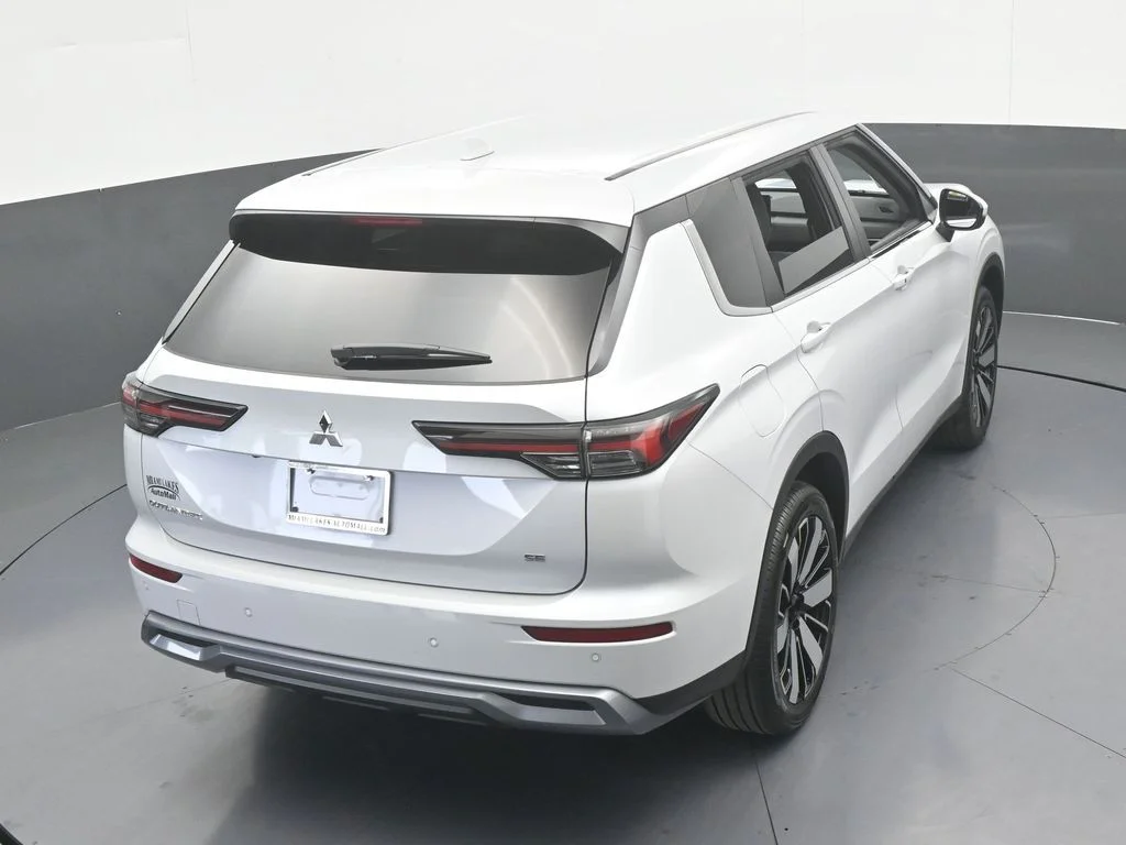 New 2026 Diamond White Mitsubishi SE image 59