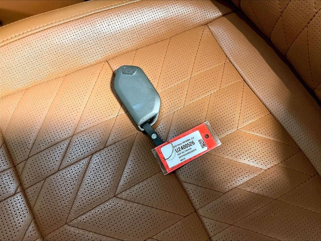 Used 2024 White Kia EX X-Line image 32