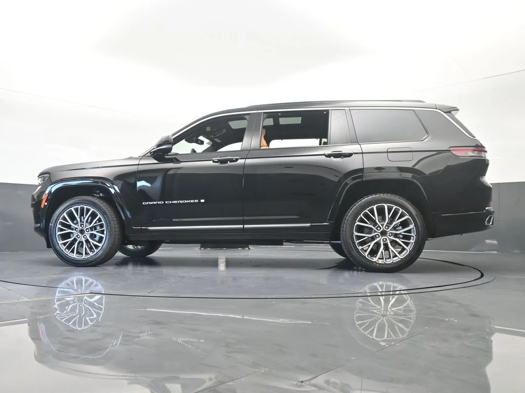 New 2025 Diamond Black Crystal Pearl-Coat Exterior Paint Jeep Summit image 57