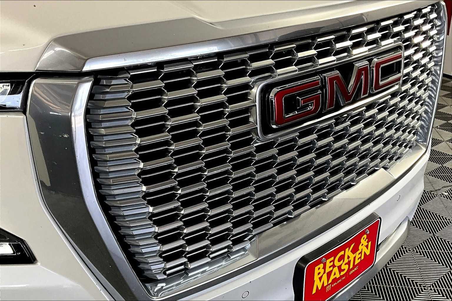 Used 2022 White Frost Tricoat GMC Denali image 29