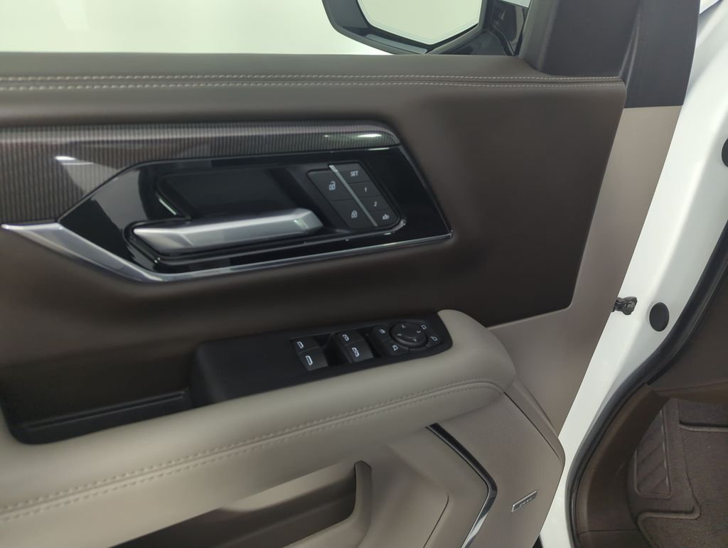 Used 2025 White GMC Elevation image 18