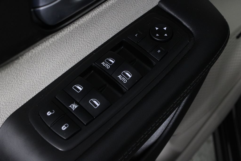 Used 2018 Gray Chrysler Limited image 22