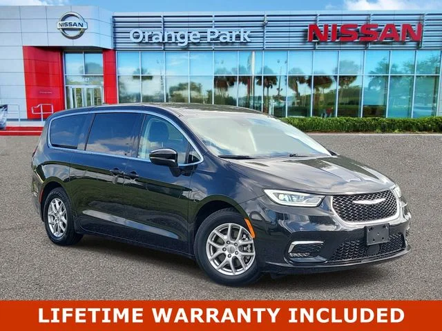 2023 Chrysler Pacifica Touring L's photo