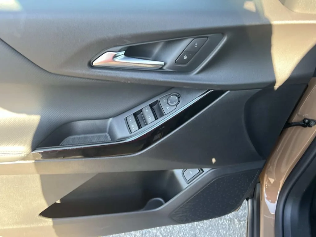 2027 Chevrolet Equinox LT - Photo 10