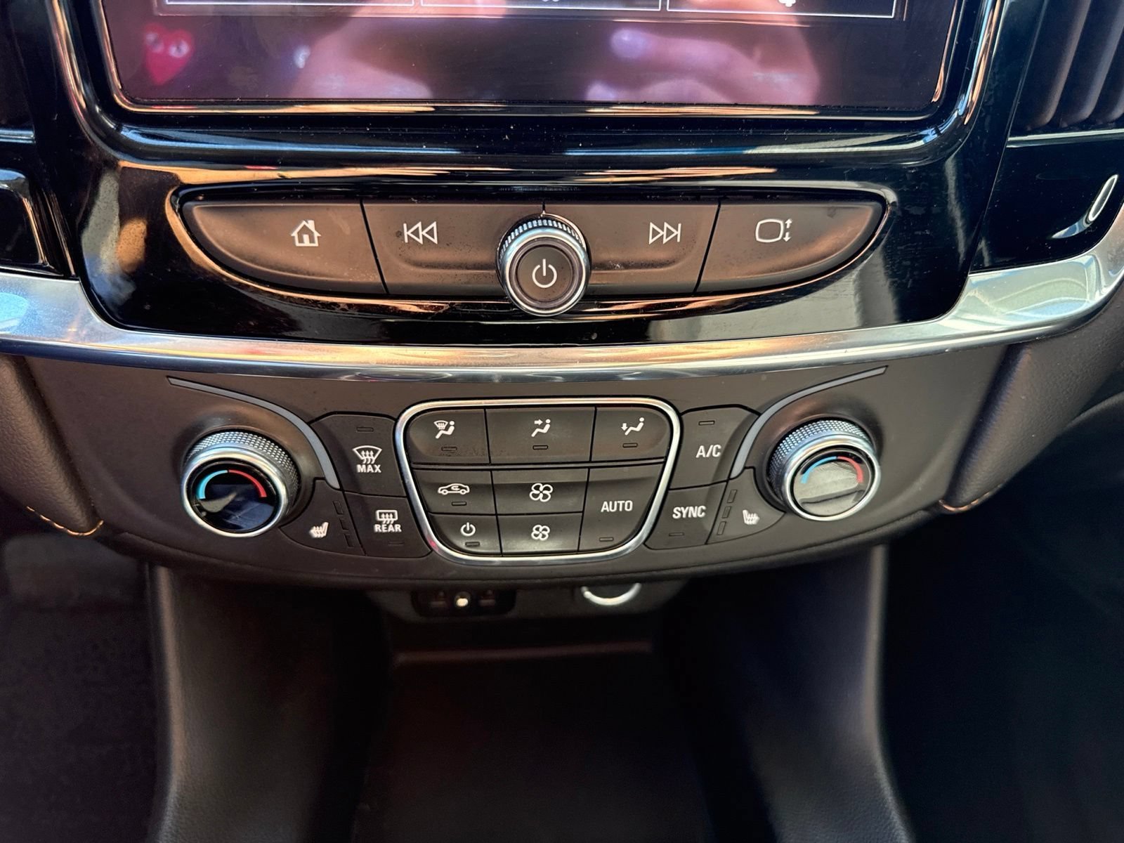 Used 2020 SUMMIT WHITE Chevrolet LT Cloth image 27