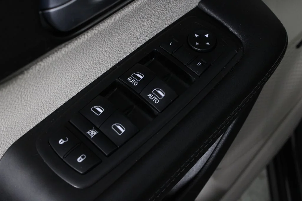 Used 2018 Gray Chrysler Limited image 22