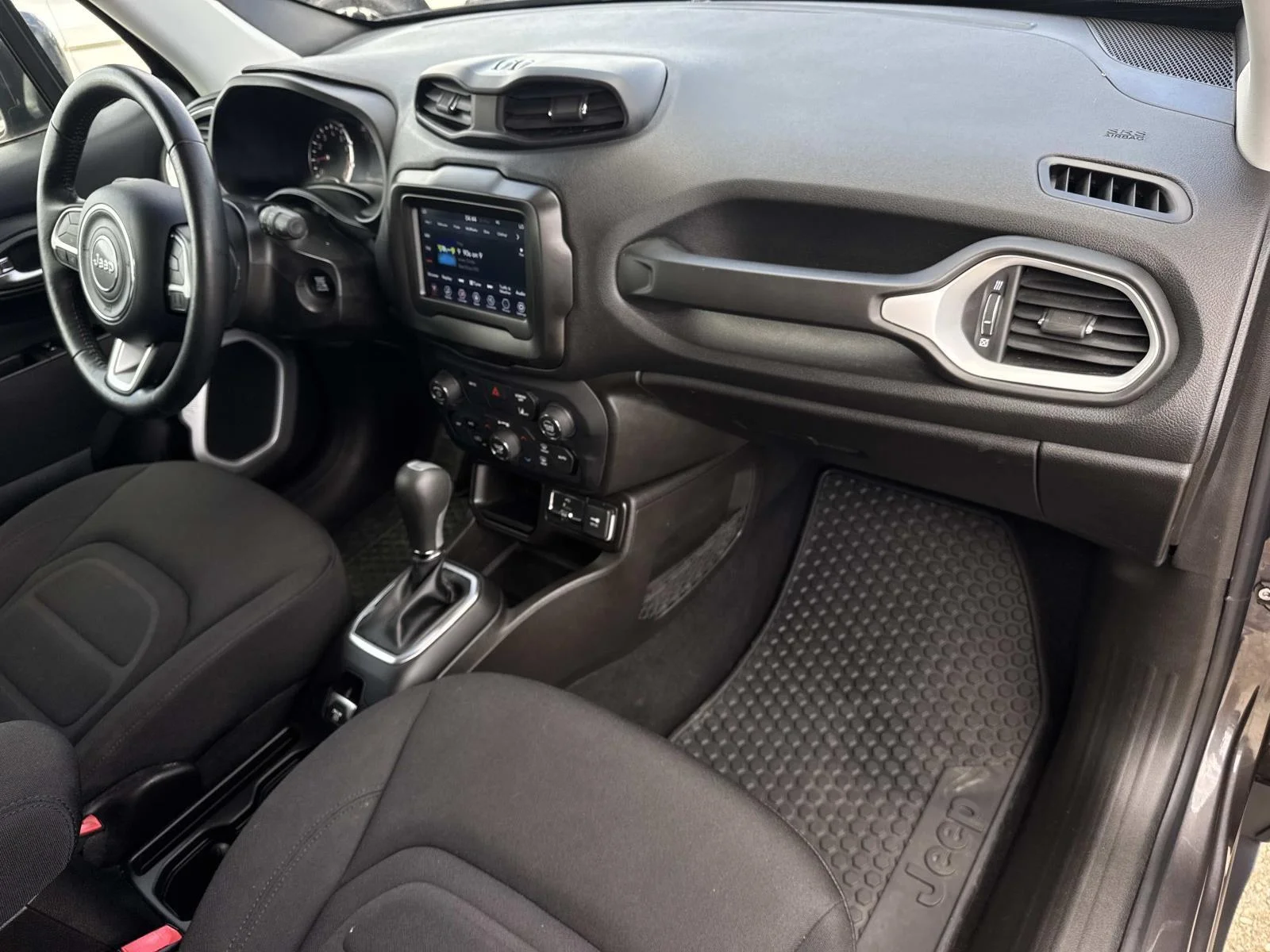 Used 2021 Granite Crystal Metallic Clearcoat Jeep Latitude FWD image 10