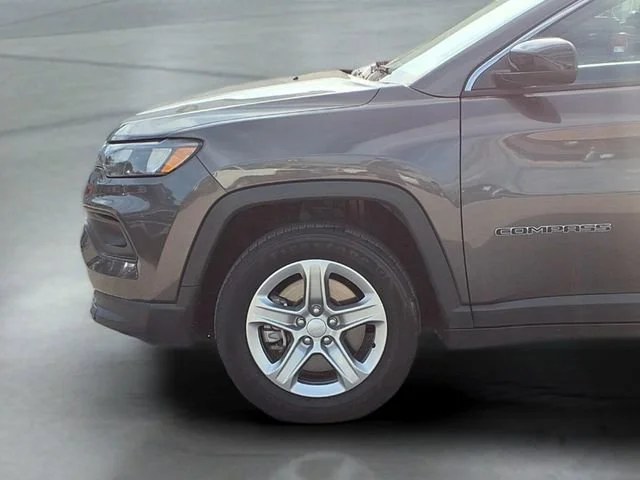 Used 2024  Jeep Latitude image 18
