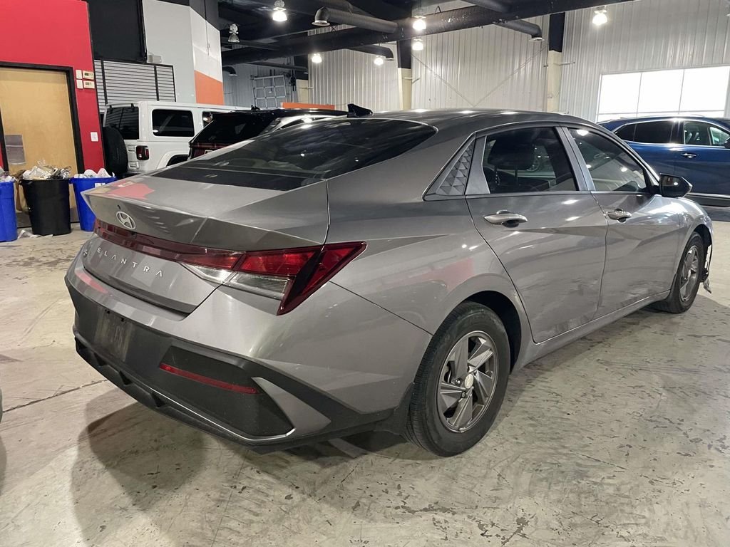Used 2024  Hyundai SE image 6