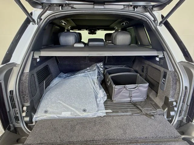New 2026 Ostuni Pearl White Land Rover SV Signature Suite image 28
