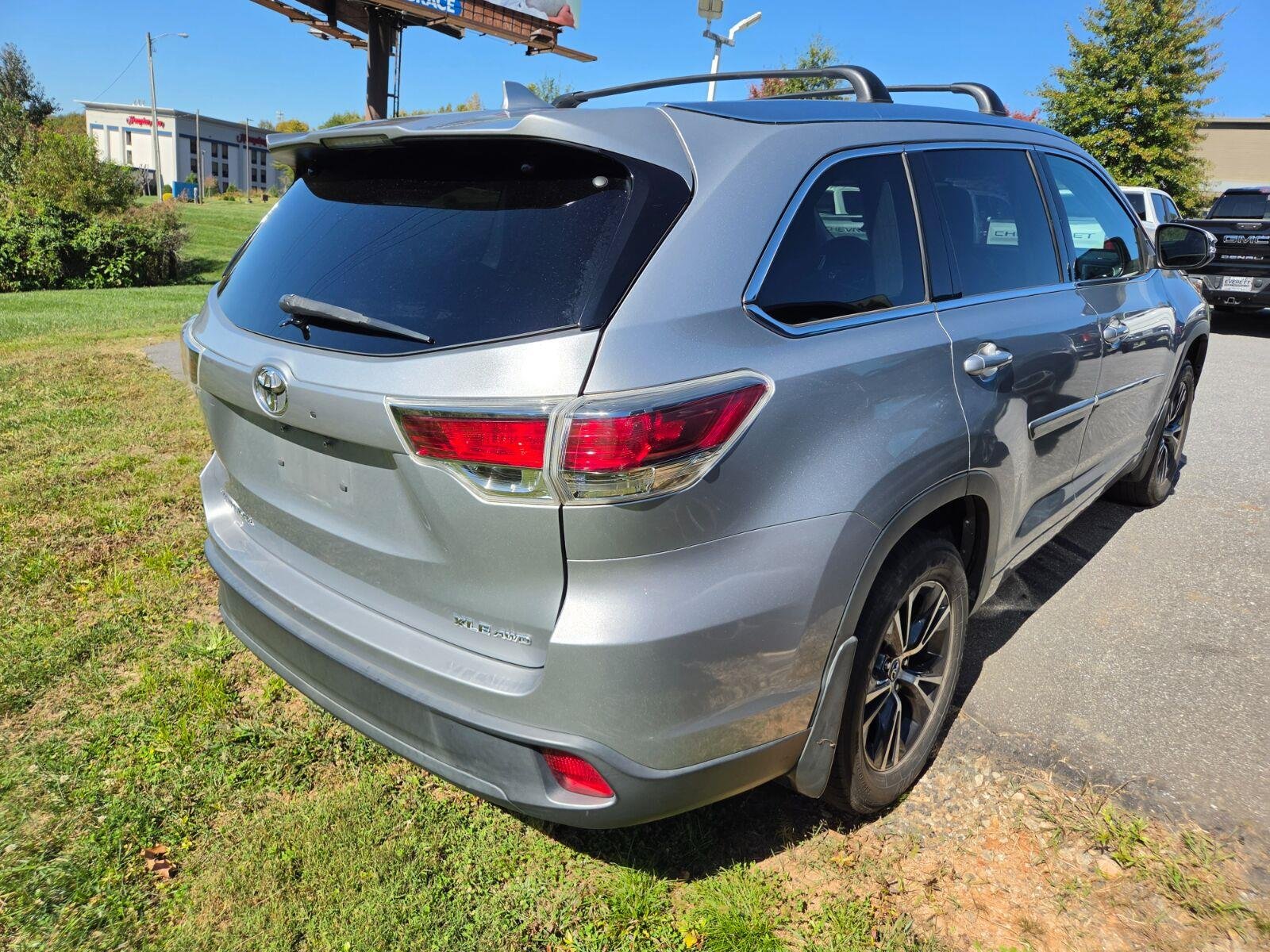 Used 2016 Silver Toyota XLE image 5