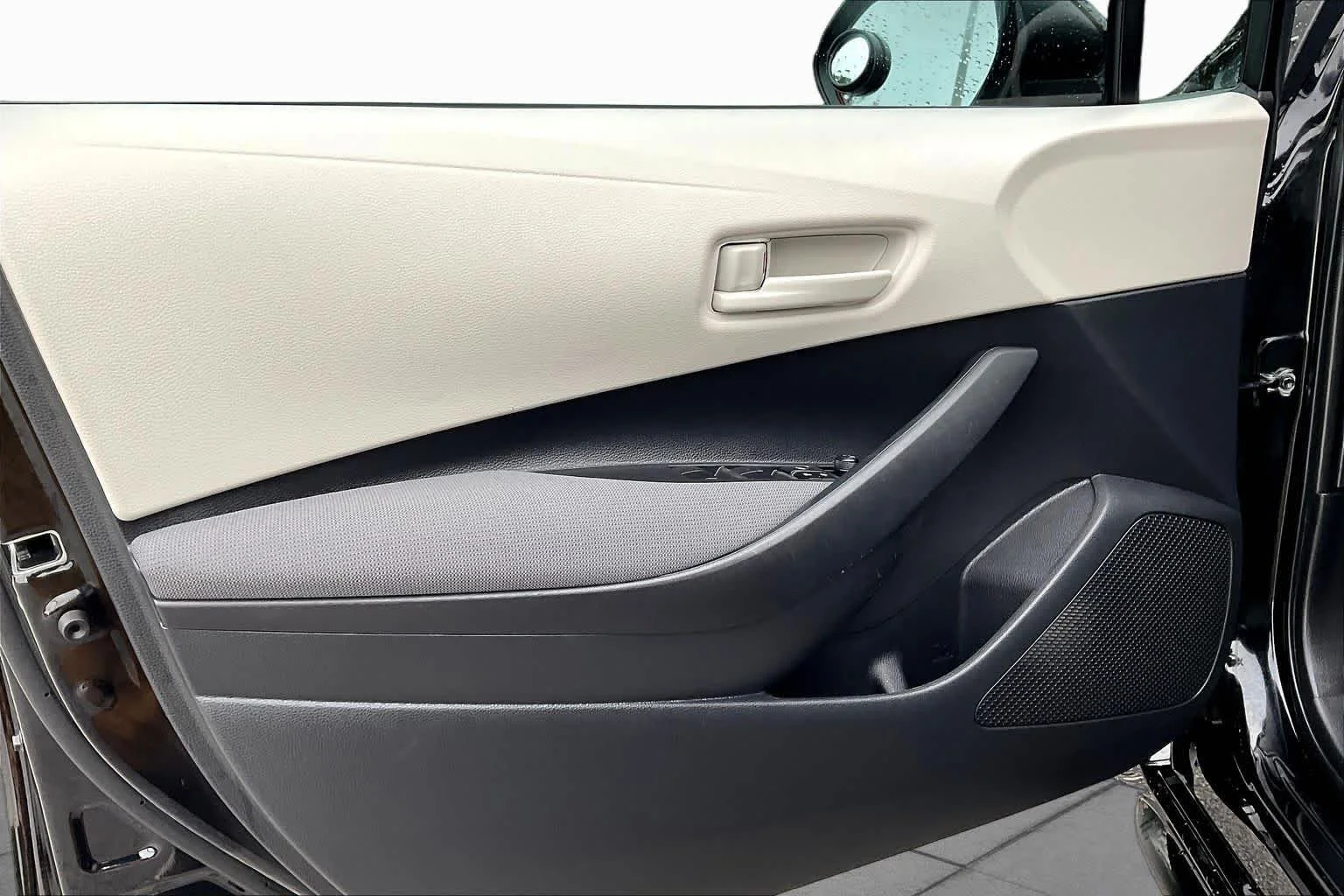 Used 2025 Midnight Black Metallic Toyota LE image 21