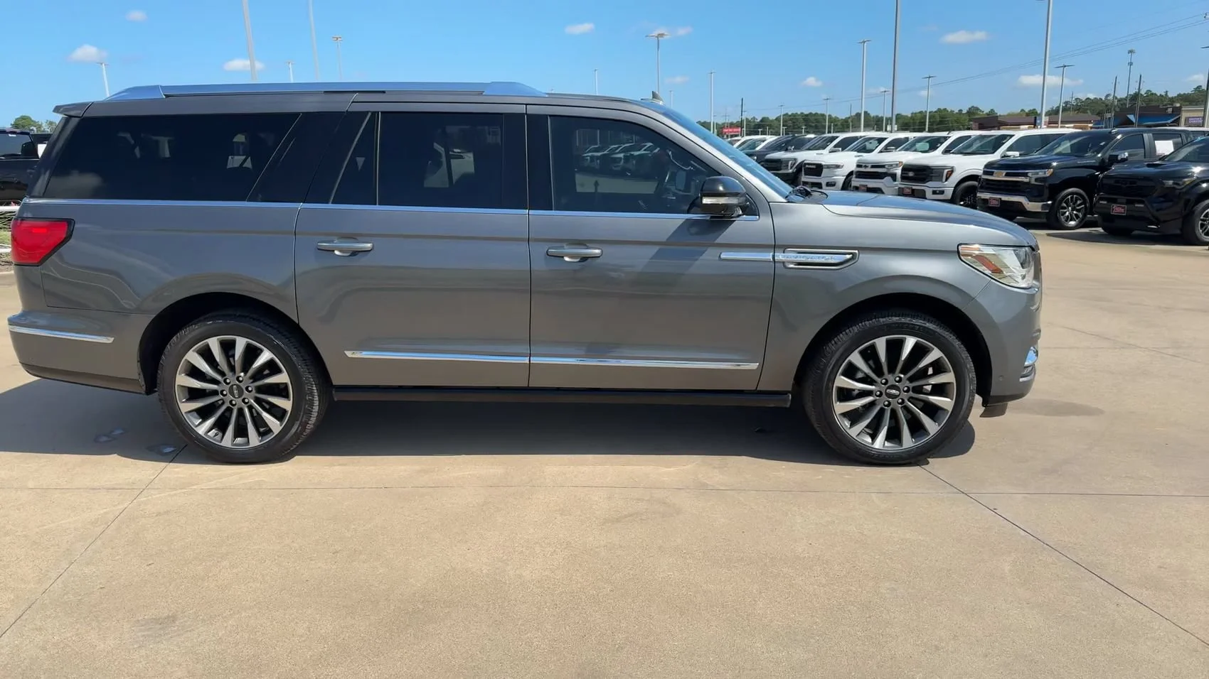 Used 2021 White Lincoln Reserve image 2