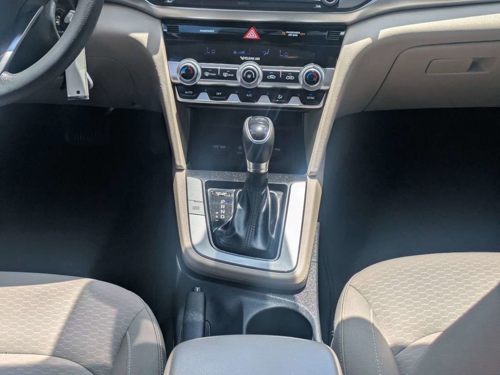 Used 2020 Red Hyundai SE image 17