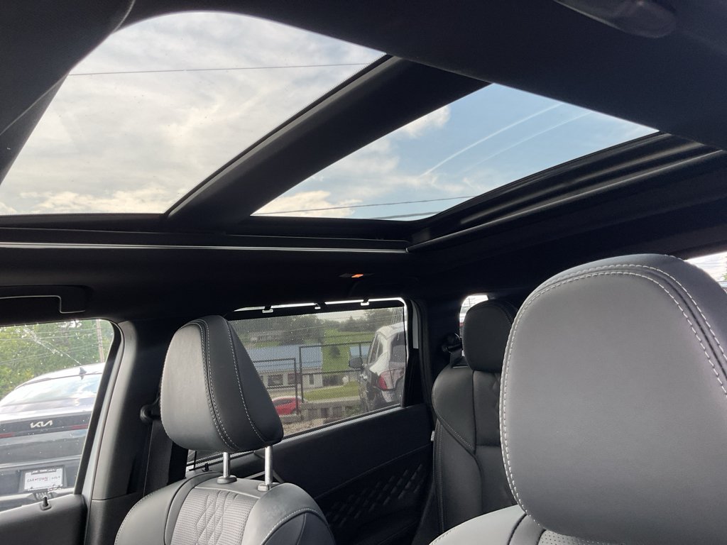 Used 2025 White Diamond Mitsubishi SEL Black Edition image 24