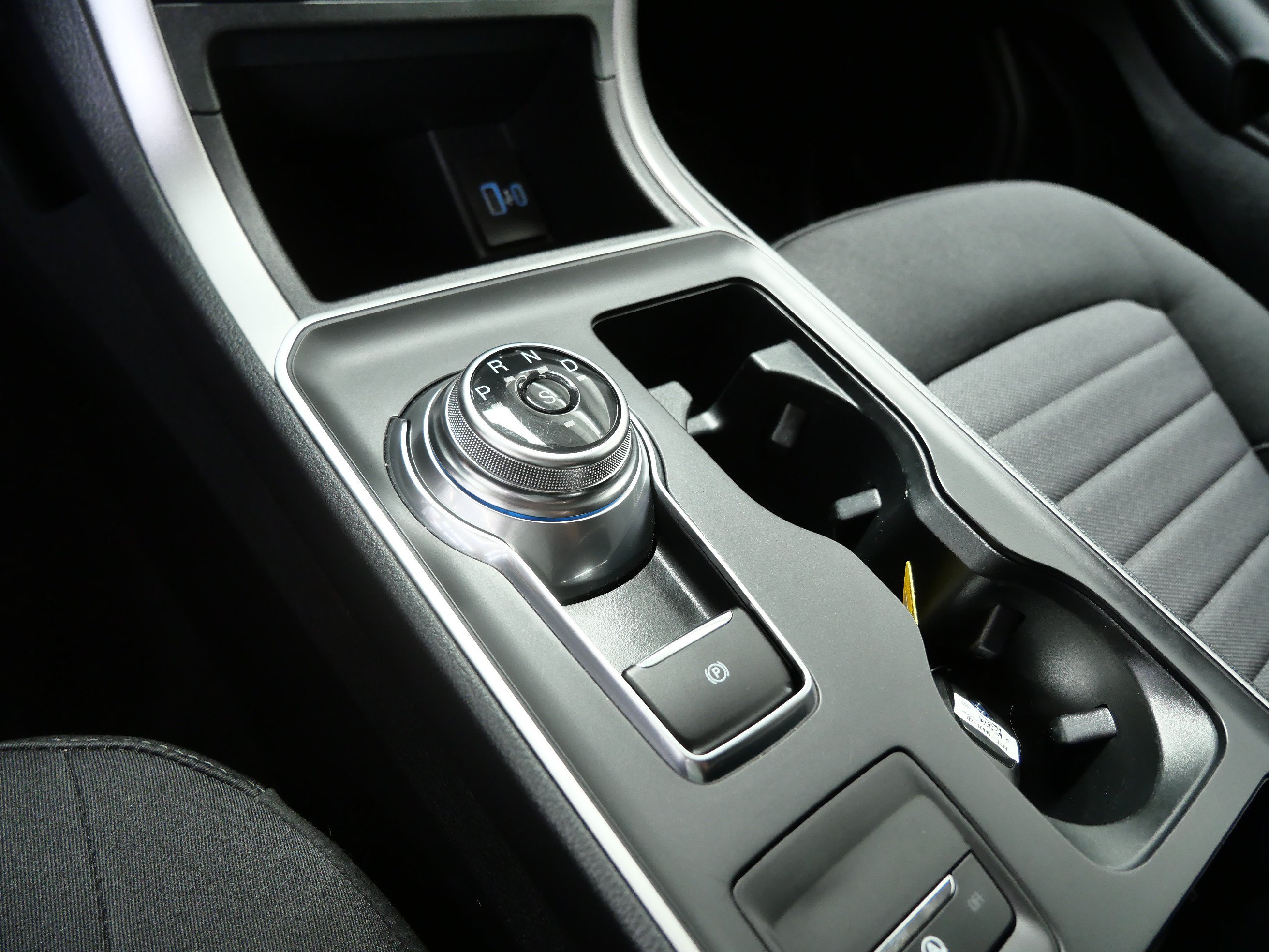 Used 2022 Black Ford SE image 19