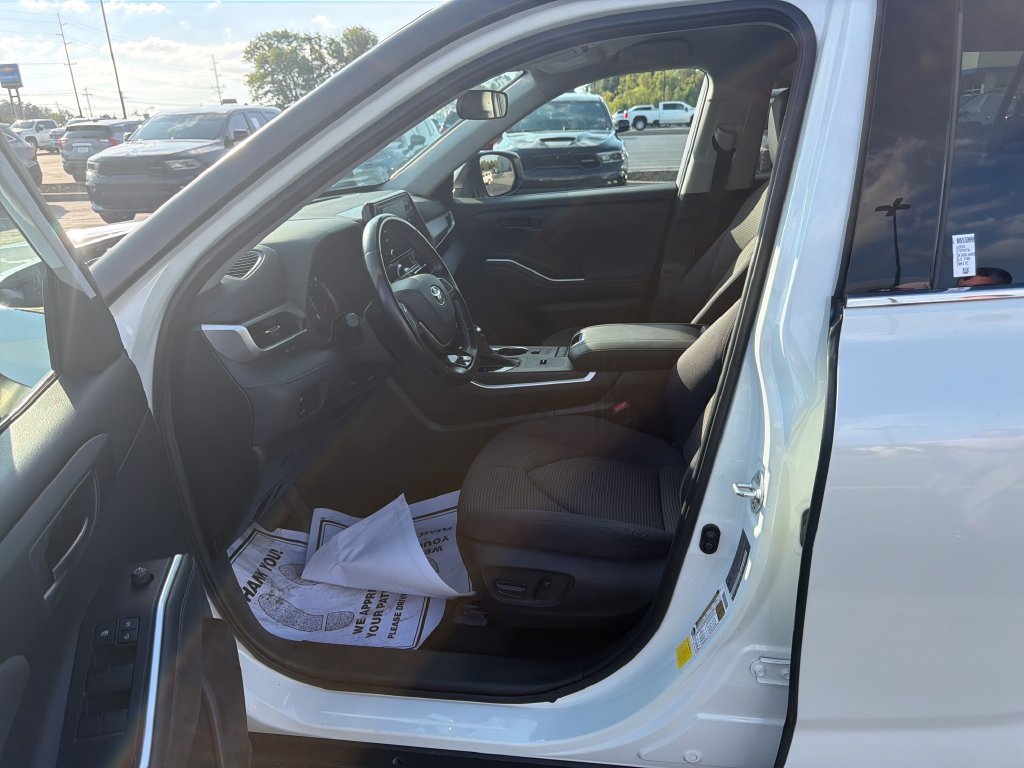 Used 2021 White Toyota LE image 14