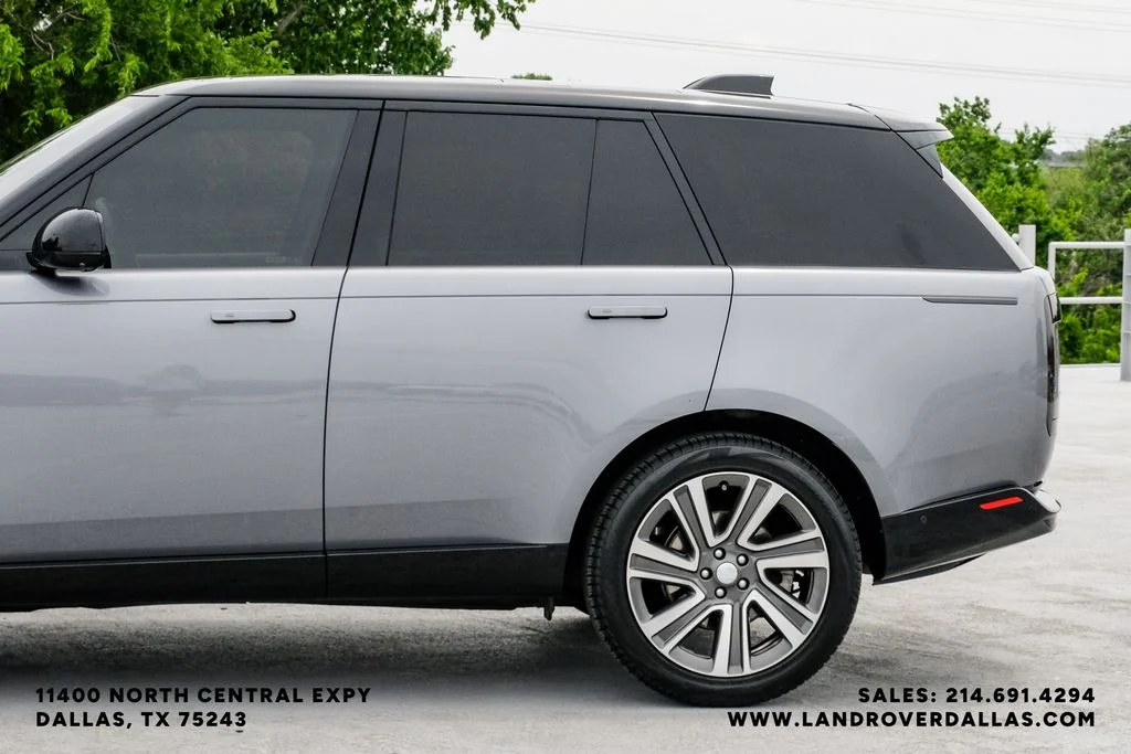 Used 2023 Grey Land Rover SE image 11