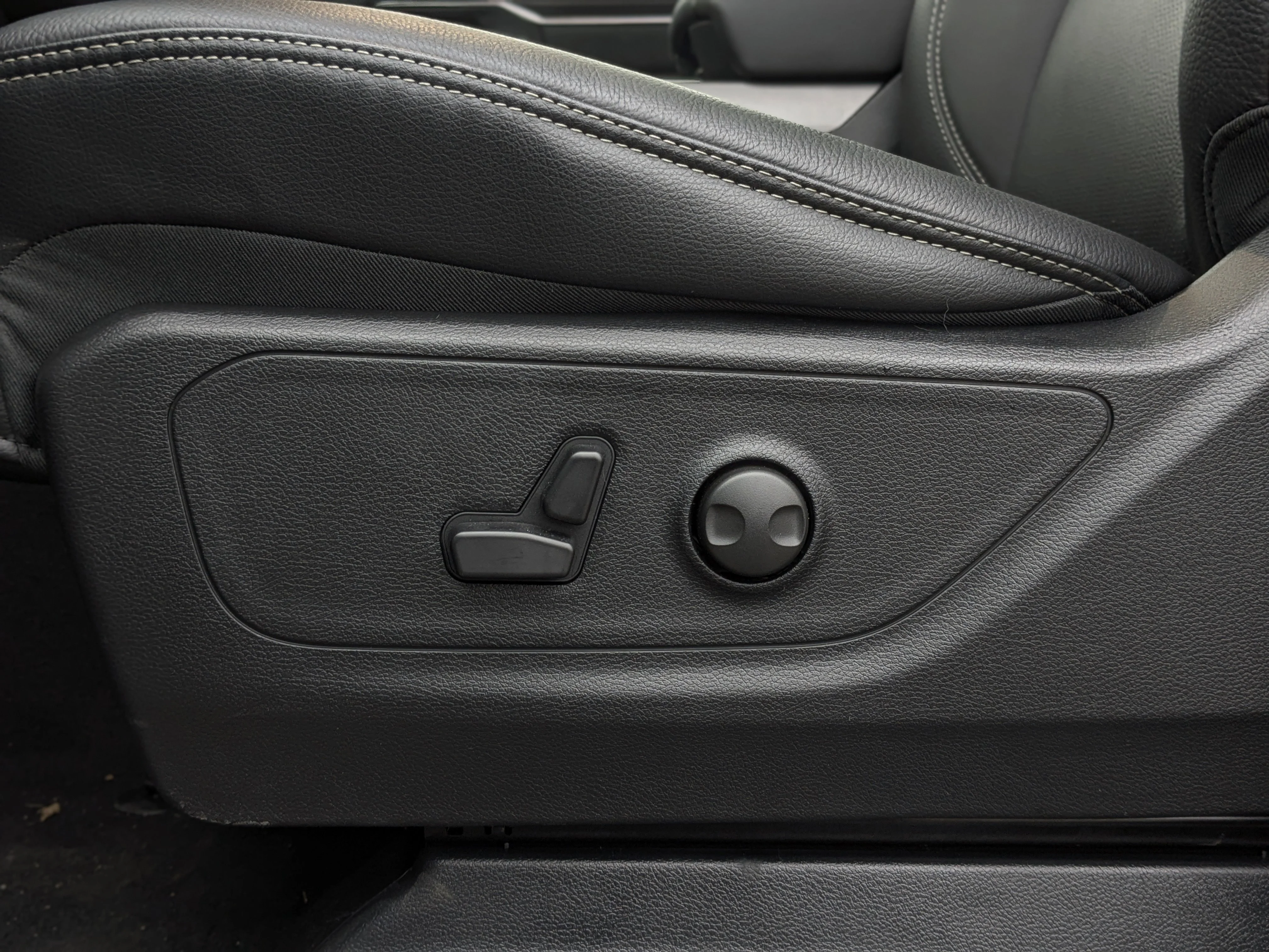 New 2026 Black RAM Sport - - Level 1 Equip Grp - Dual?Pane Panoramic Sunroof - Leather?Faced Bucket Seats - 5.7L image 13