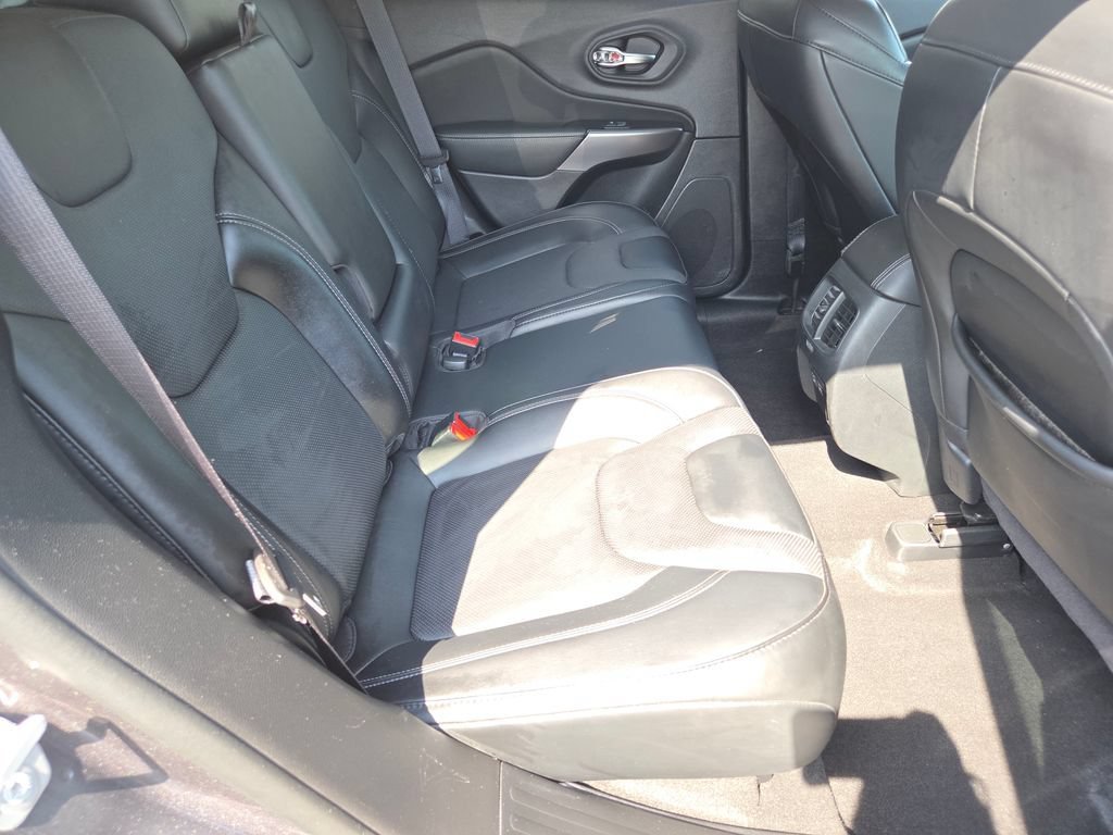 Used 2022 Granite Crystal Metallic Clearcoat Jeep Latitude Lux image 5