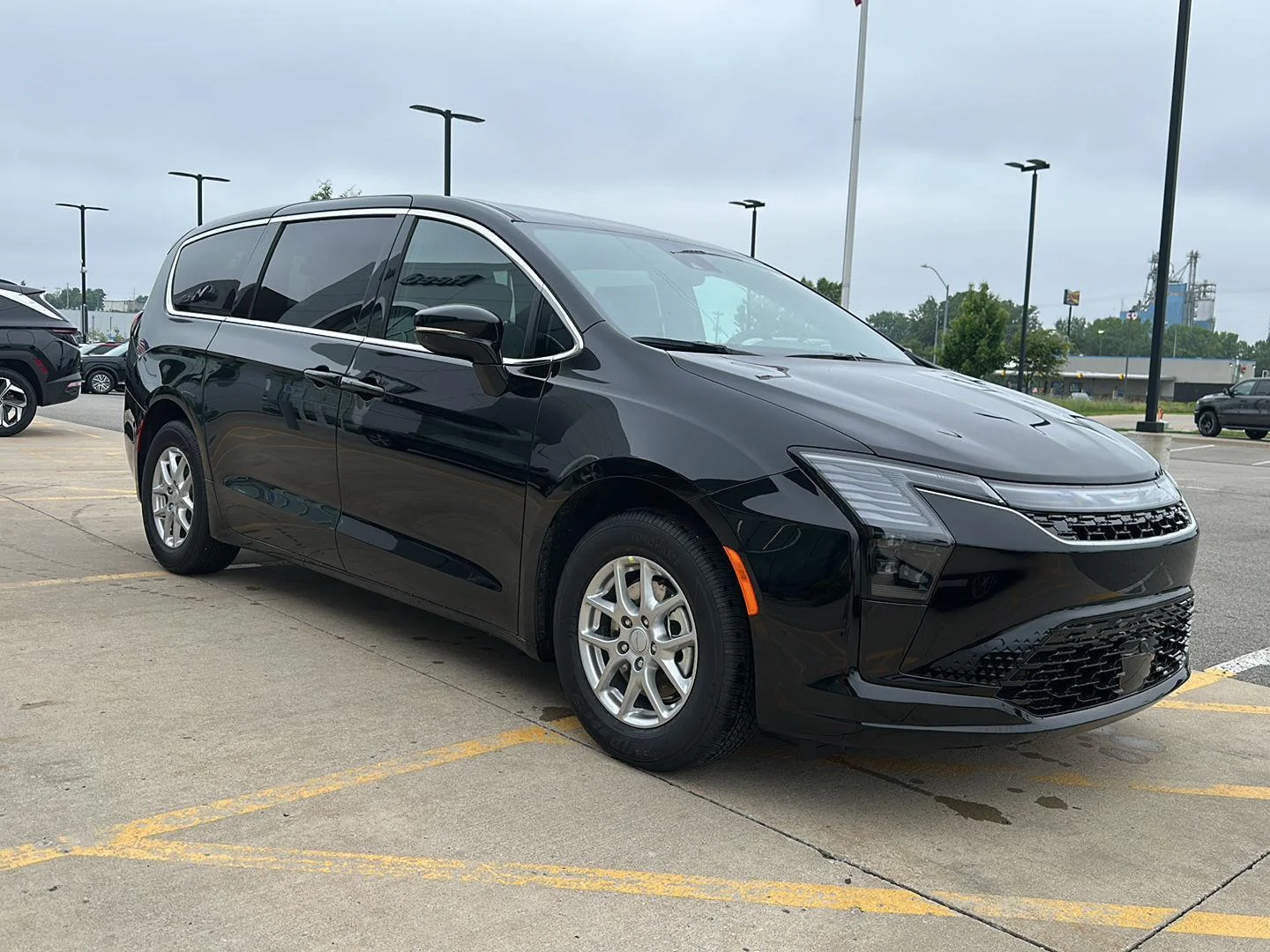 New 2027 Diamond Black Crystal Pearlcoat Chrysler Select image 5