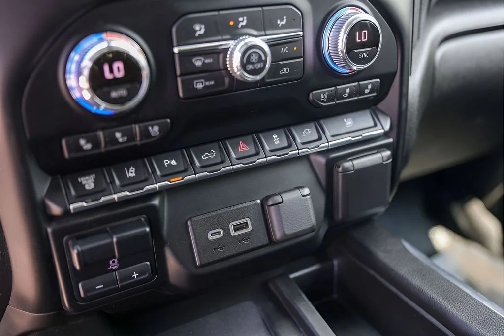 Used 2022 White GMC Denali image 23
