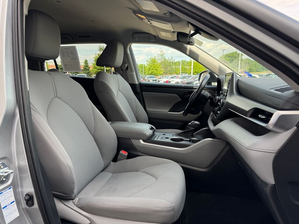 2021 Toyota Highlander LE - Photo 9