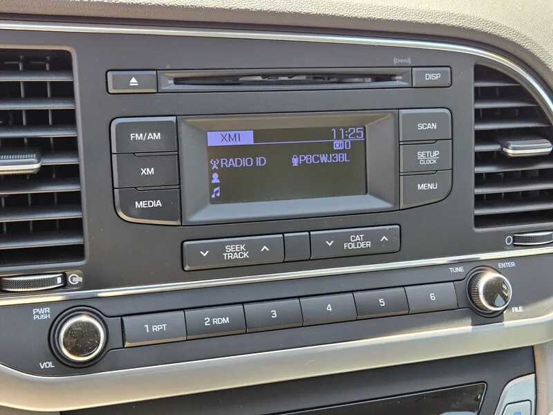 Used 2017 Quartz White Pearl Hyundai SE image 17