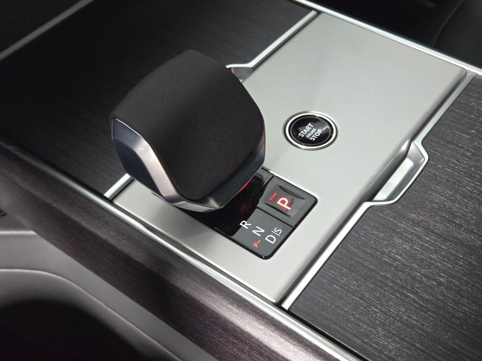 New 2026 Santorini Black Land Rover SE image 31