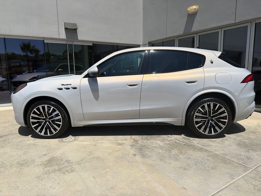Certified Used 2023 Grigio Cangiante Tri-Coat Maserati Modena image 9