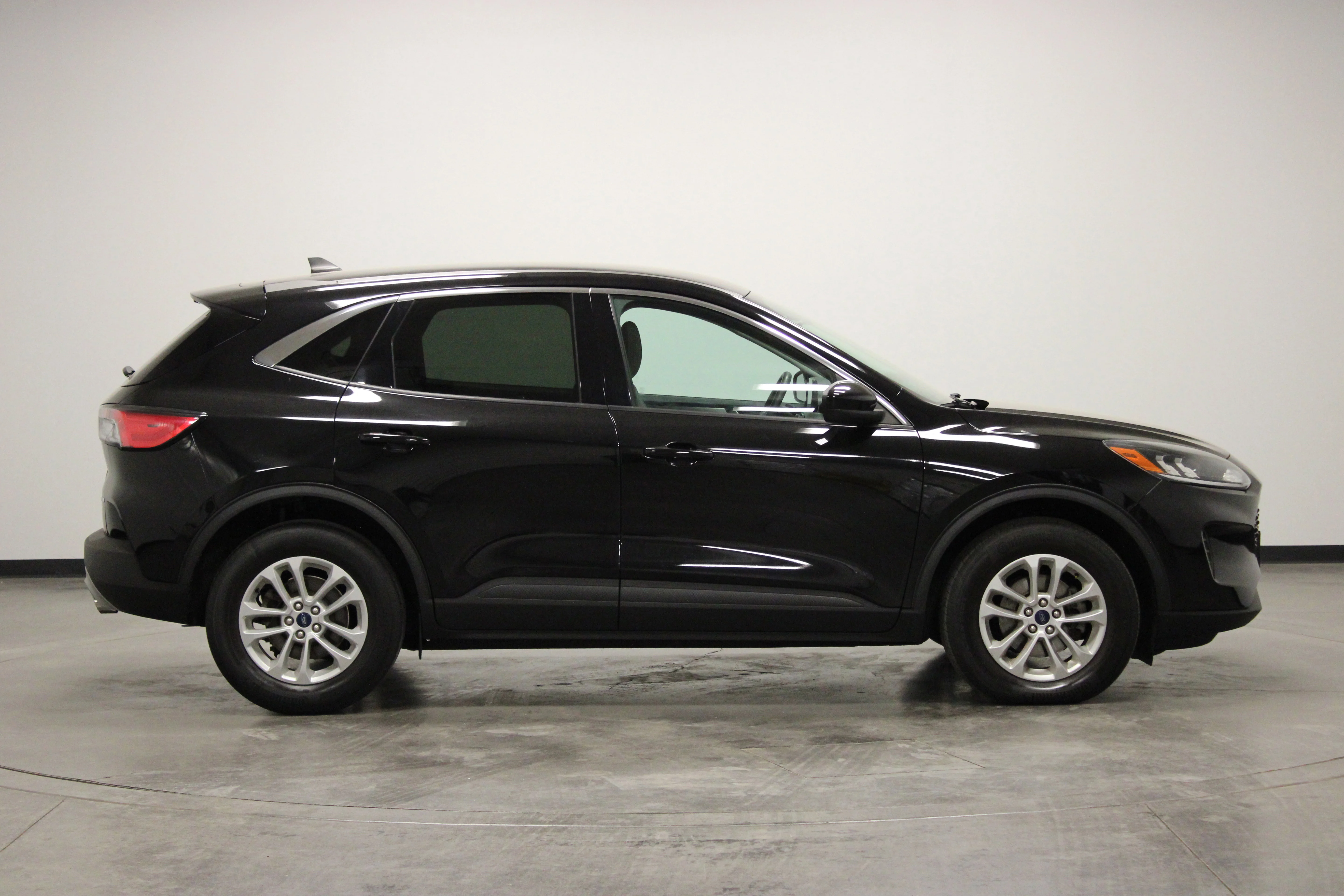Used 2021 Agate Black Metallic Ford SE image 9