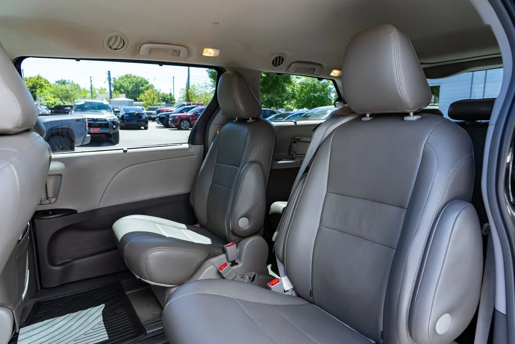 Used 2015 Black Toyota LE image 21