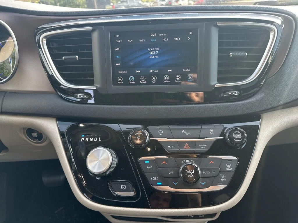 Used 2019 Gray Chrysler Touring L image 7