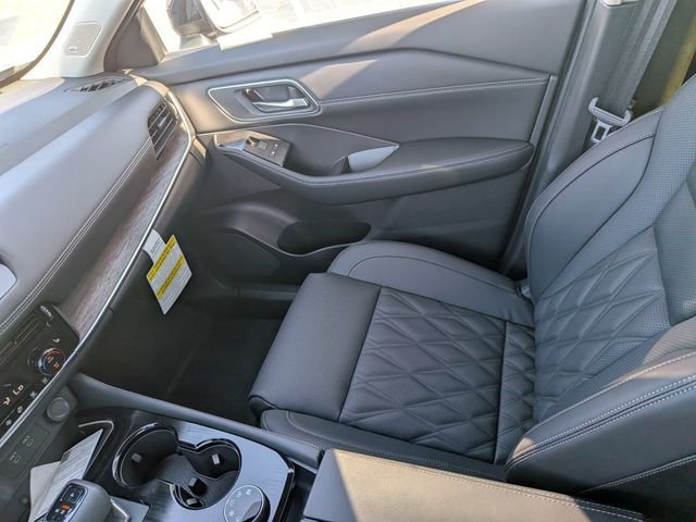 New 2026 Champagne Silver Metallic / Super Black Two-tone Nissan Platinum image 16