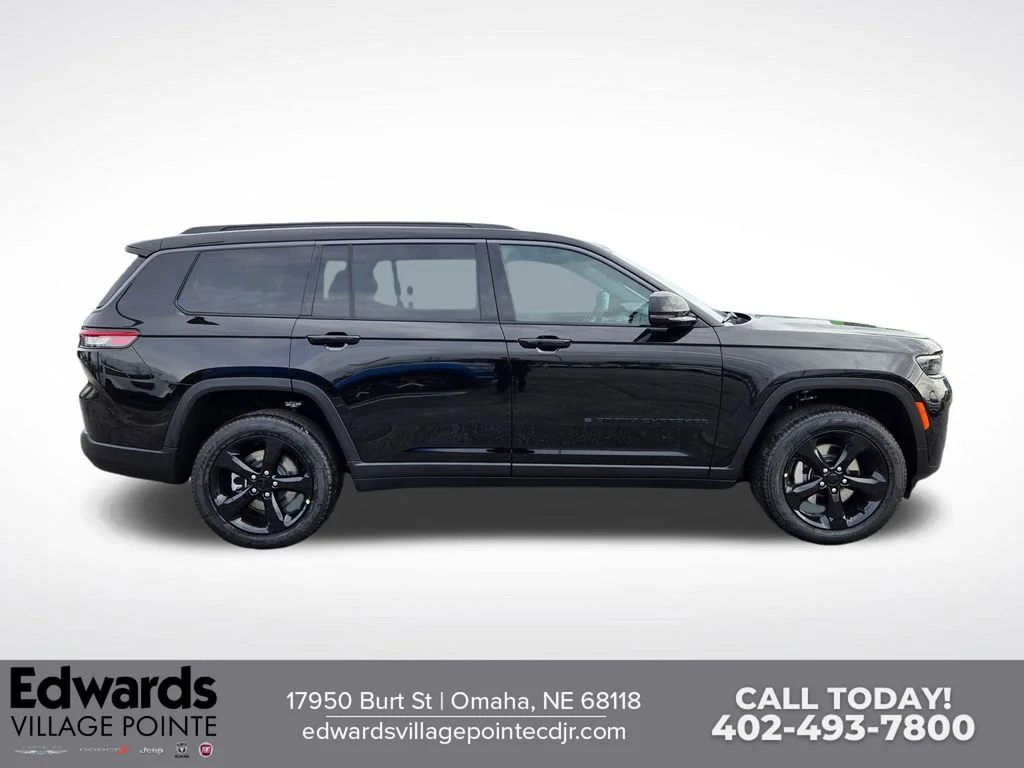 New 2026 Diamond Black Crystal Pearl-Coat Exterior Paint Jeep Limited image 2