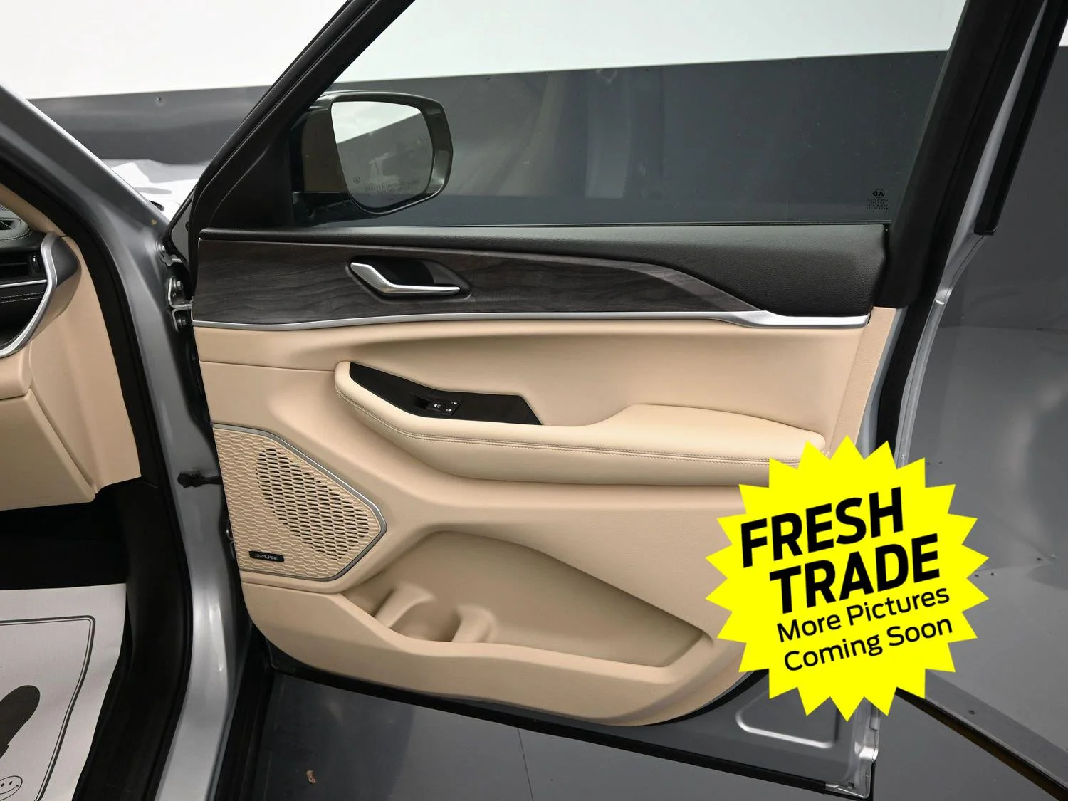 Used 2022 Silver Zynith Jeep Limited image 7
