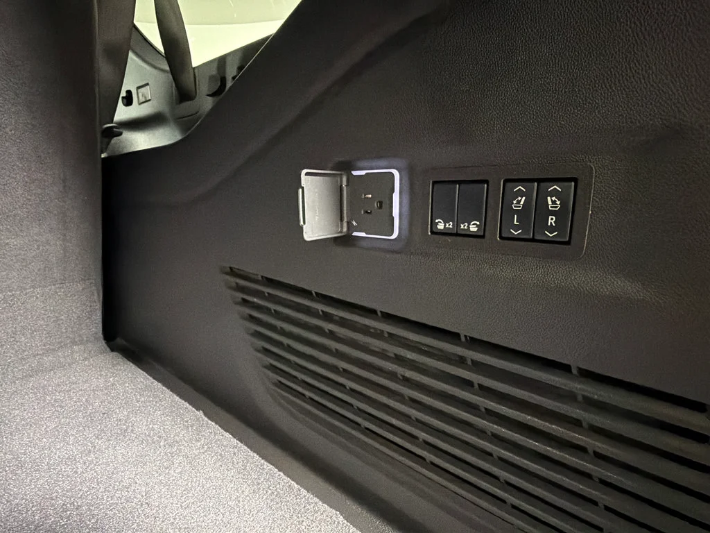 2025 Chevrolet Suburban RST - Photo 31