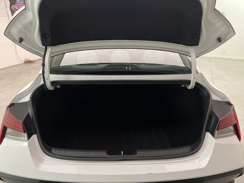 2025 Hyundai Elantra Limited - Photo 24