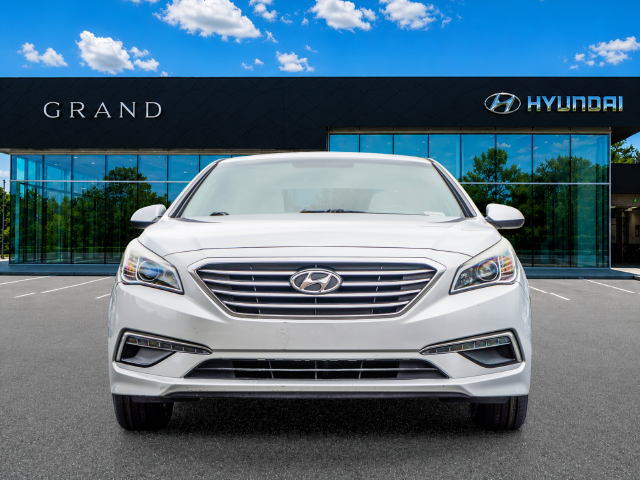 Used 2015 Silver Hyundai SE image 9