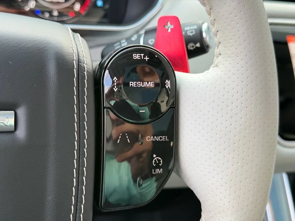 Used 2019  Land Rover SVR image 26