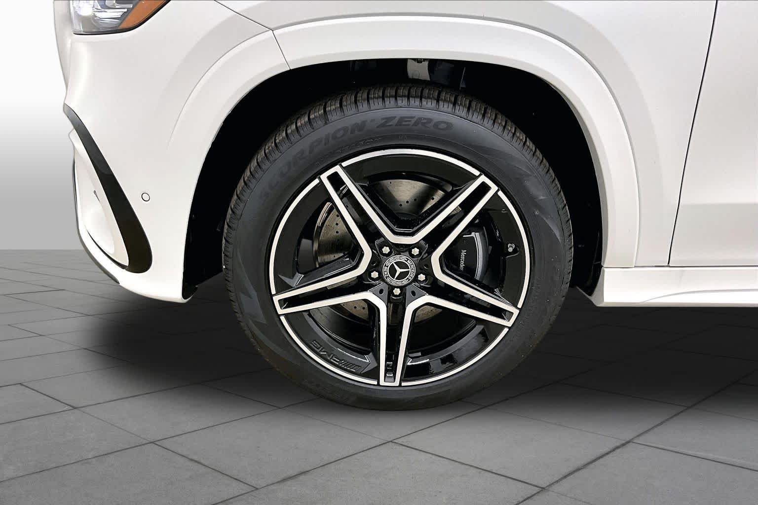 New 2026 MANUFAKTUR Moonlight White Magno Mercedes-Benz GLS 450 image 11