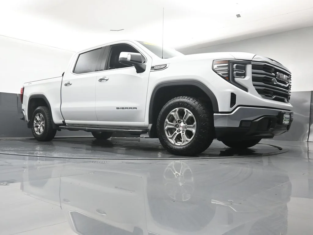 Used 2022 White GMC SLT image 25