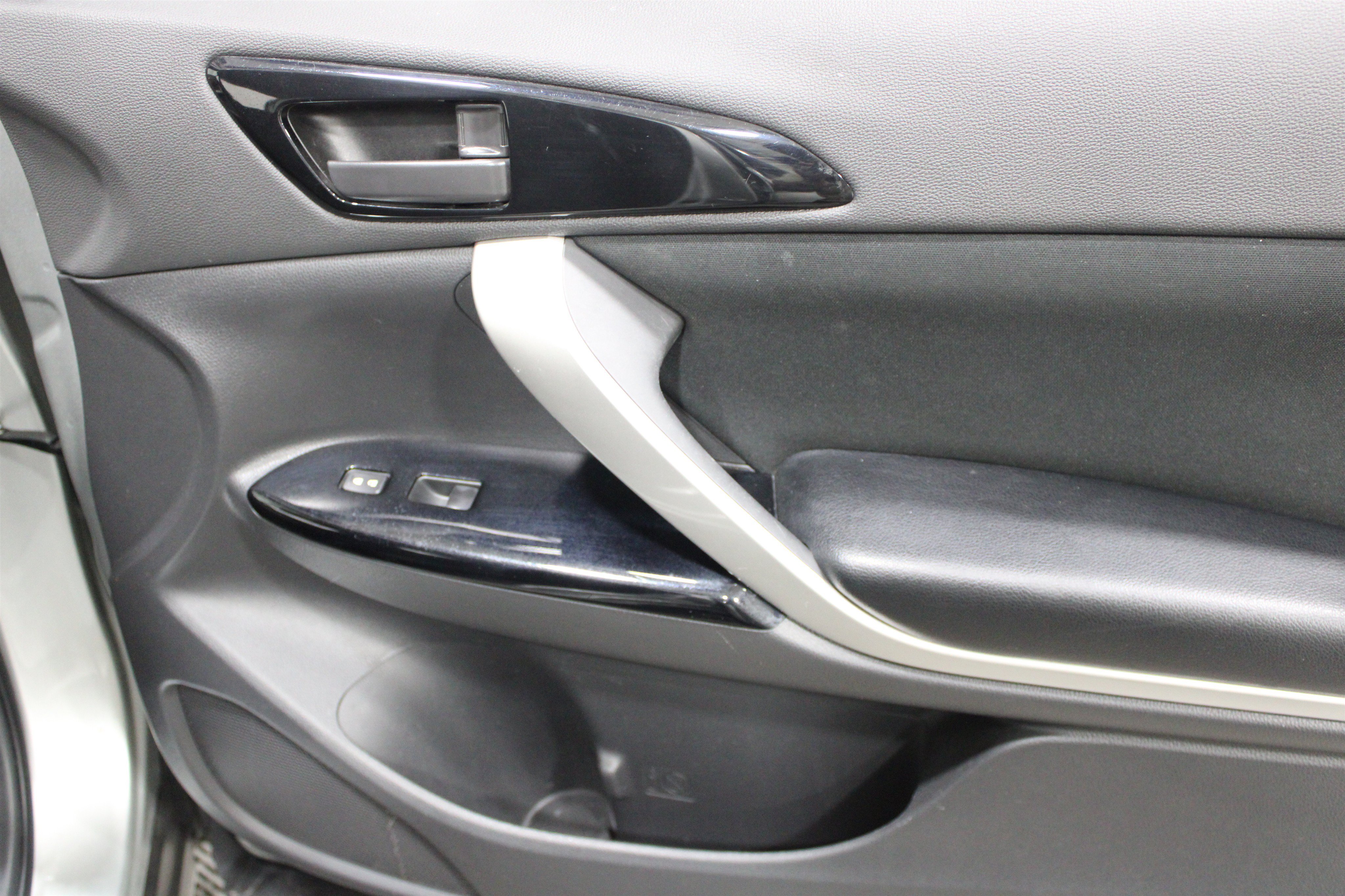 Used 2024 Alloy Silver Metallic Mitsubishi LE image 24