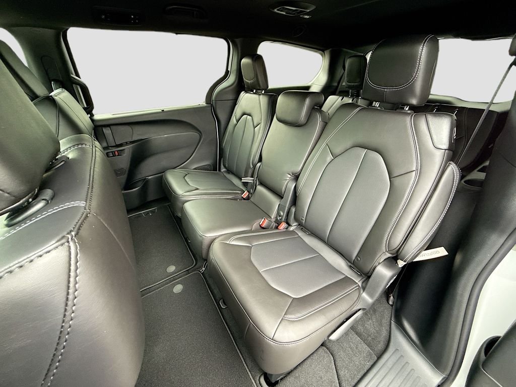 New 2027 Bright White Clear-Coat Exterior Paint Chrysler Select image 24