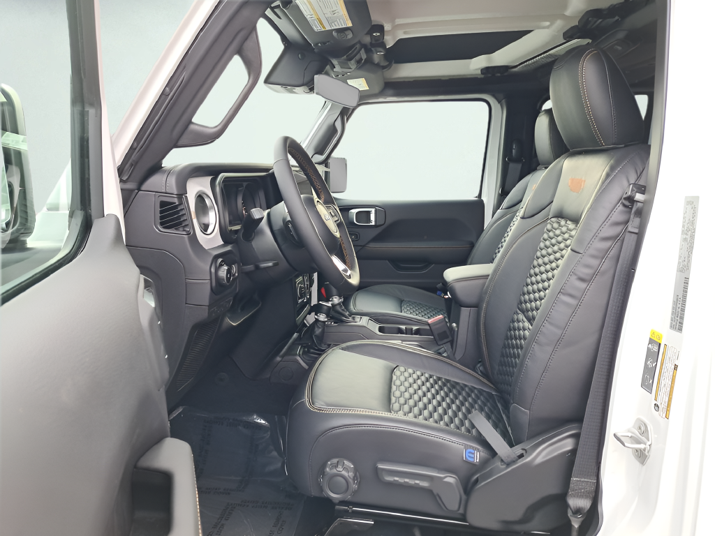 New 2025 Bright White Clear-Coat Exterior Paint Jeep Sahara image 11