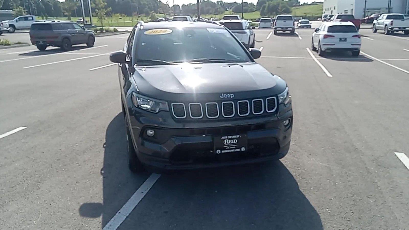 Used 2024 Gray Jeep Latitude 4x4 image 3