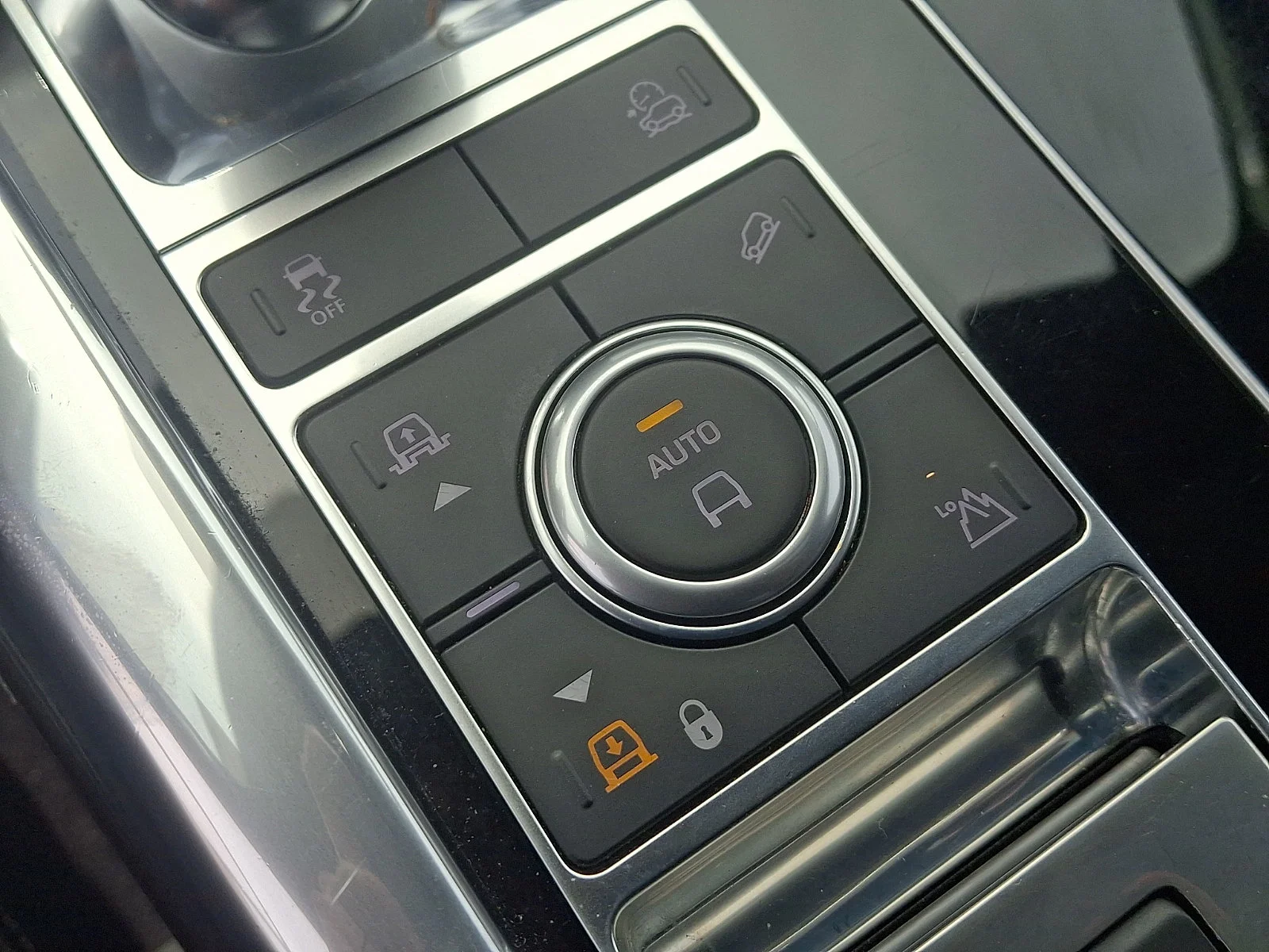 Used 2020 Black Land Rover SVR image 38