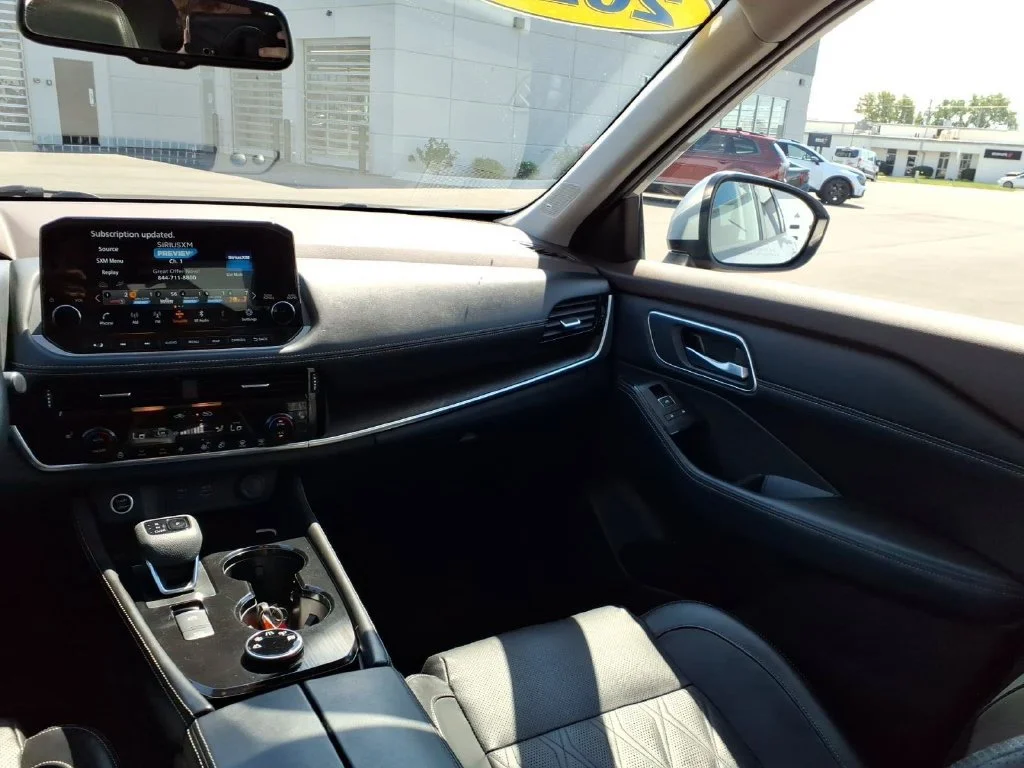 Used 2022 Silver Nissan Platinum image 18
