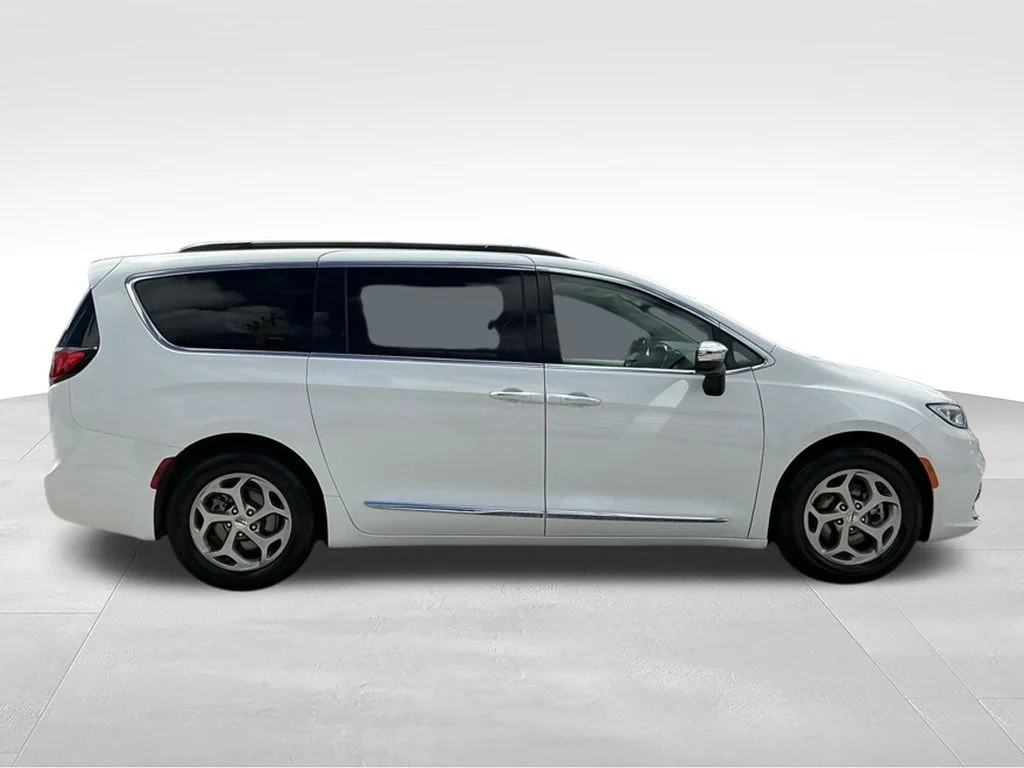 Used 2023 White Chrysler Limited image 8